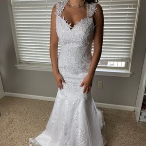 Beautiful NEW Wedding dress. Size 2